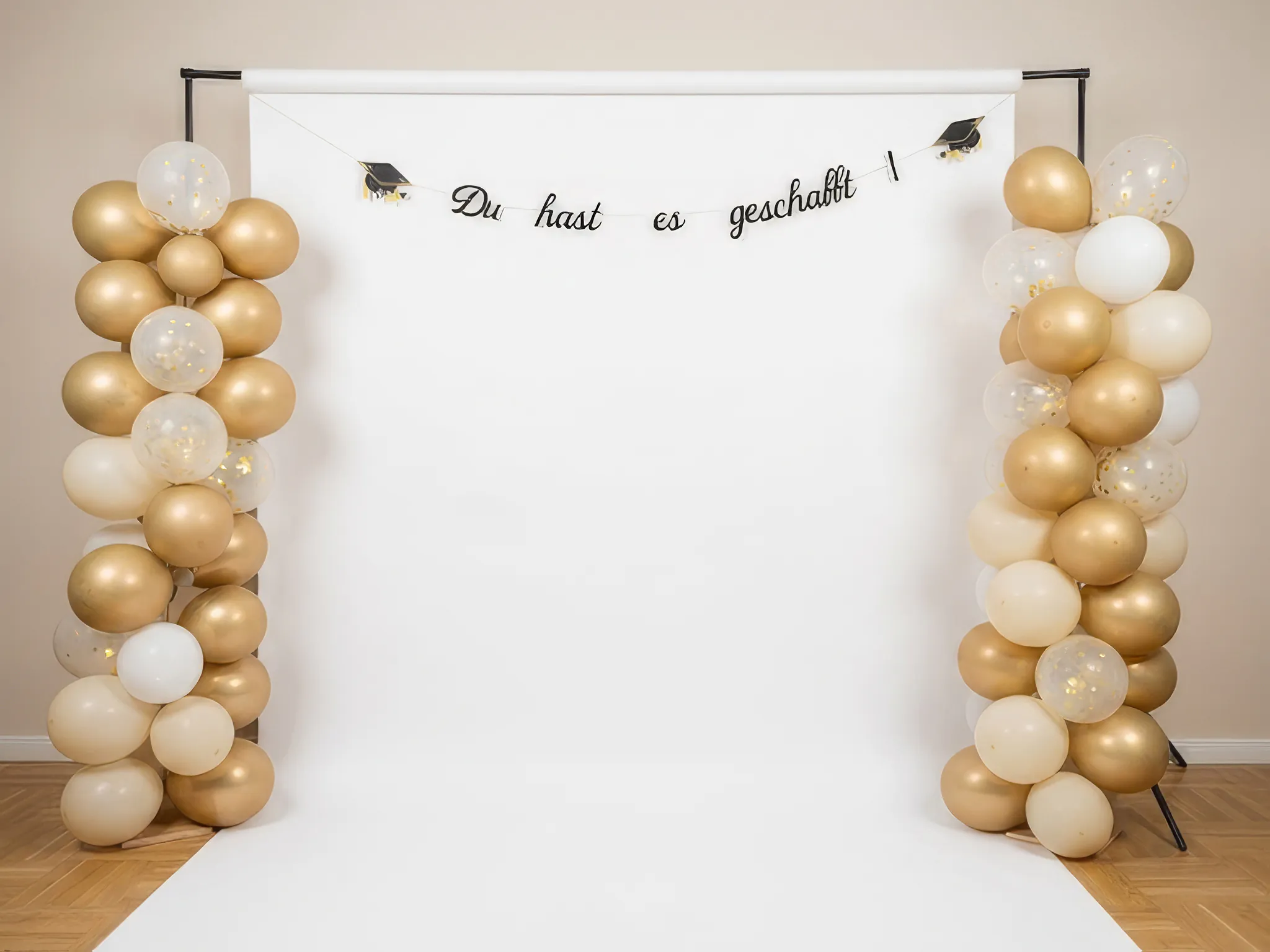 Abiballfotograf Stade – Mobiler Fotohintergrund für den Abiball in Stade mit weißer Leinwand, goldenen Luftballons und dem Schriftzug Du hast es geschafft. | Jannes Romund Fotografie