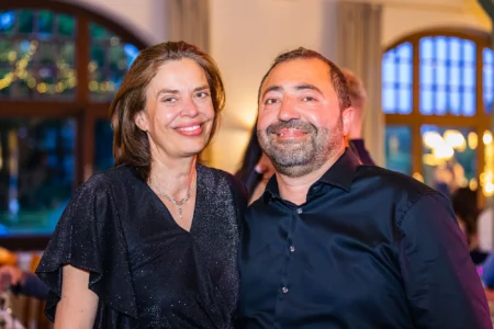 Fährhaus Kirschenland – Ein lächelndes Paar in eleganter Abendgarderobe bei einem Abiball in Stade, aufgenommen in einer festlich beleuchteten Veranstaltungslocation. | Jannes Romund Fotografie