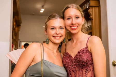 Fährhaus Kirschenland – Zwei glückliche Abiturientinnen in festlicher Abendgarderobe lächeln bei einem Abiball in Stade für ein Porträtfoto in die Kamera. | Jannes Romund Fotografie