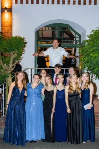 Fährhaus Kirschenland – Gruppe festlich gekleideter Abiturienten posiert vor einem historischen Gebäude in Stade für ein professionelles Gruppenfoto beim Abiball. | Jannes Romund Fotografie