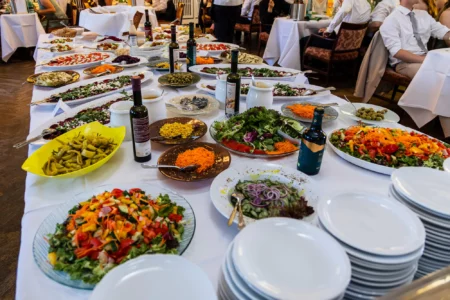 Fährhaus Kirschenland – Ein reichhaltiges Buffet mit frischen Salaten und Vorspeisen bei einem Abiball, fotografiert von Jannes Romund in der Region Hamburg. | Jannes Romund Fotografie