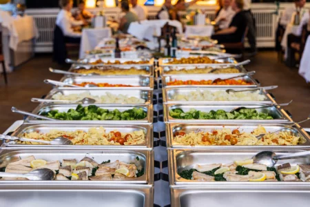 Fährhaus Kirschenland – Reichhaltiges Buffet bei einem Abiball in Stade und Hamburg mit verschiedenen warmen Speisen in Edelstahlbehältern für die Gäste. | Jannes Romund Fotografie