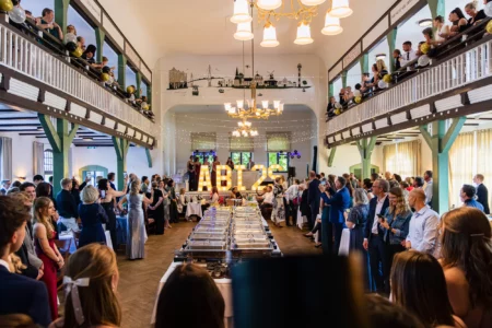 Fährhaus Kirschenland – Festlicher Abiball in einem historischen Saal mit Buffet, beleuchteten ABI-Buchstaben und Gästen in Abendgarderobe, fotografiert von Jannes Romund. | Jannes Romund Fotografie