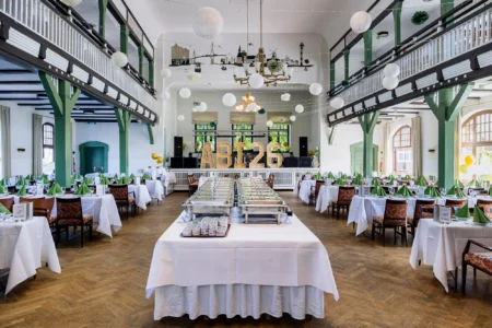 Fährhaus Kirschenland – Festlich dekorierter Abiballsaal mit Buffet, weißen Tischdecken, grünen Servietten und großen ABI26-Holzbuchstaben für eine Abschlussfeier. | Jannes Romund Fotografie
