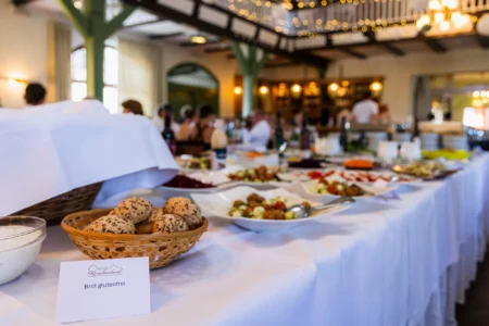 Fährhaus Kirschenland – Ein reichhaltiges Buffet bei einem Abiball in Stade mit Körben voller Brötchen und verschiedenen Salaten auf einer festlich gedeckten Tafel. | Jannes Romund Fotografie