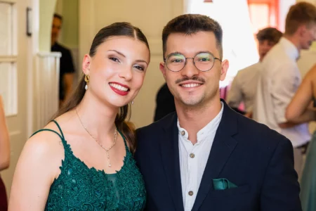 Fährhaus Kirschenland – Ein glückliches Paar beim Abiball: Sie trägt ein grünes Spitzenkleid, er einen dunklen Anzug mit weißem Hemd. Professionelle Abiballfotografie. | Jannes Romund Fotografie